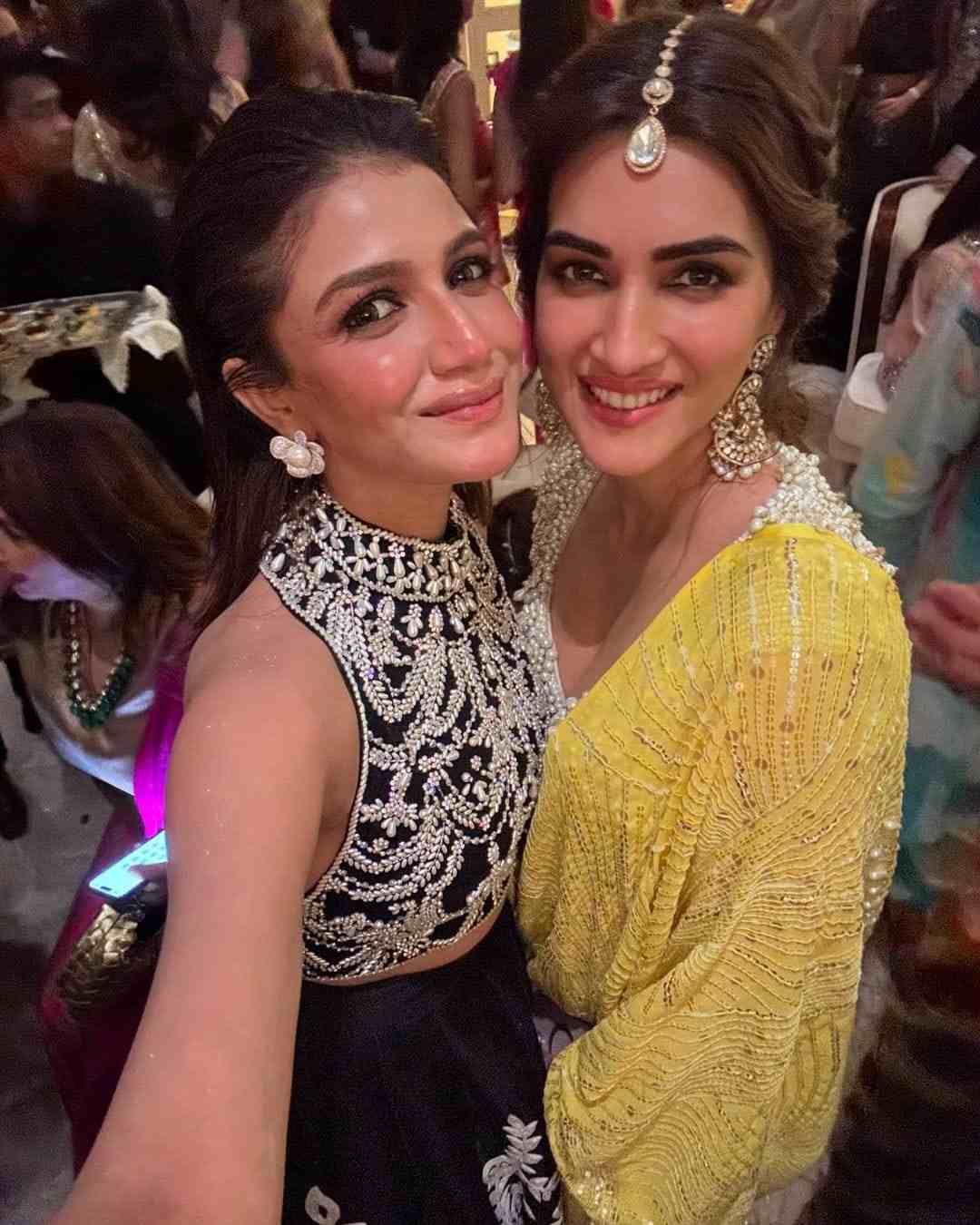 ডিজ়াইনার সাদা ব্লাউজ়, সঙ্গে হলুদ শাড়ি। ‘পরম সুন্দরী’ কৃতির সঙ্গেও ছবি তুলতে ভুললেন না টলি অভিনেত্রী।  