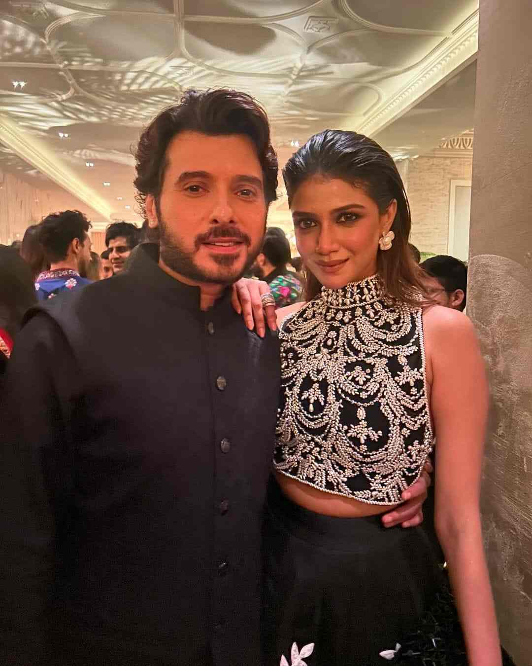 স্টার স্টাডেড পার্টিতে ‘মুন্না ভাইয়া’ থাকবেন না, তা কী ভাবে হয়! সৌরসেনীর সঙ্গে এক ফ্রেমে দেখা মিলল দিব্যেন্দু শর্মার। 