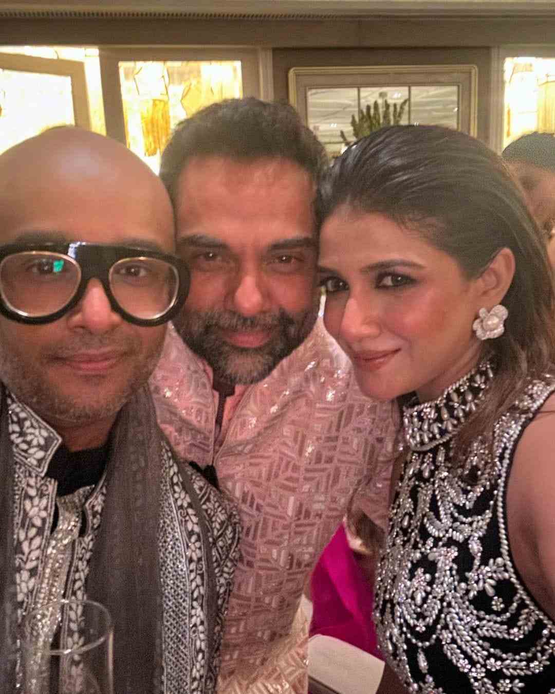 এ ছাড়াও পরিচালক ফরজ় আরিফ আনসারী এবং অভয় দেওলের সঙ্গেও দেখে মেলে অভিনেত্রীর। 