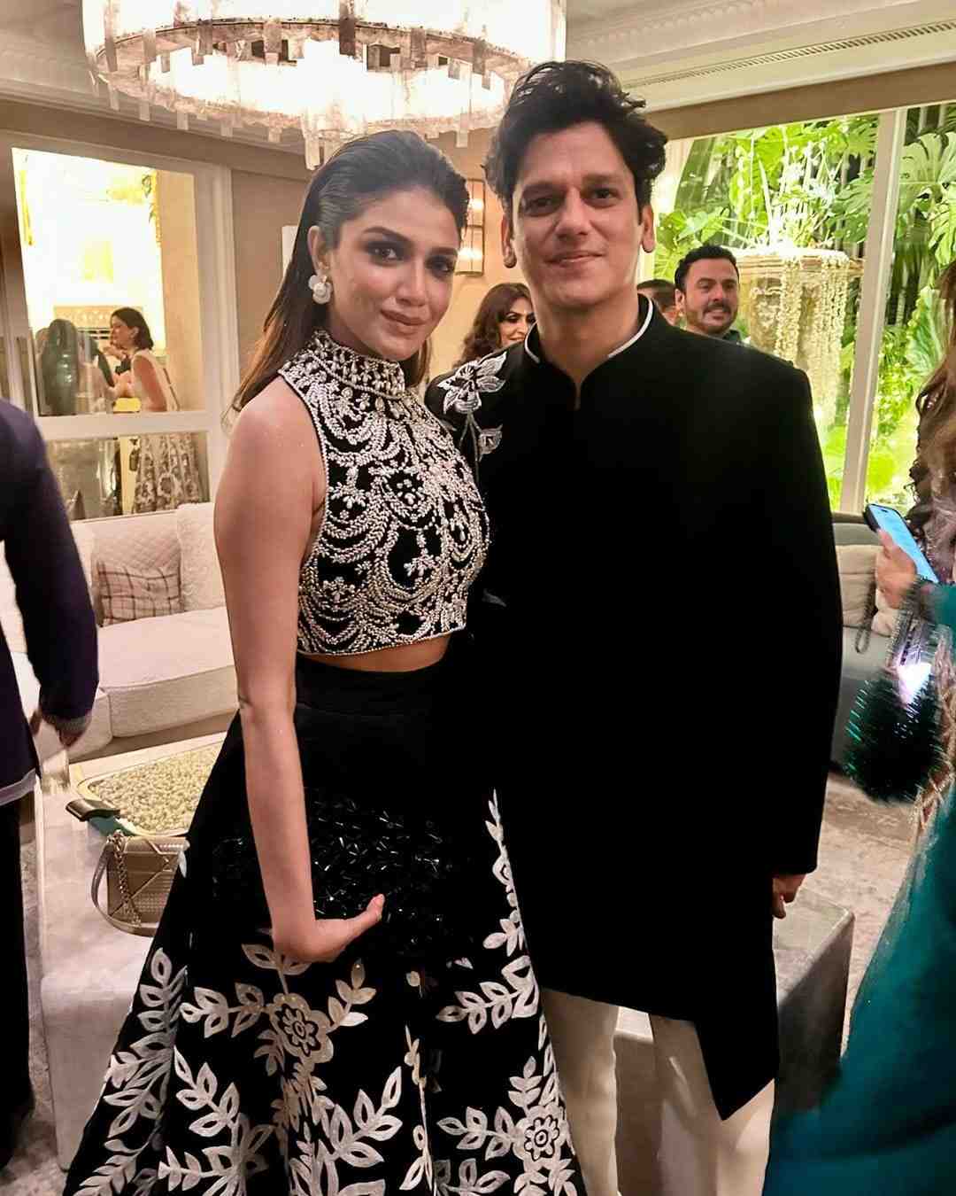 পাশাপাশি এ দিন অভিনেতা বিজয় বর্মার  সঙ্গেও ফ্রেম ভাগ করতে দেখা যায় সৌরসেনীকে। 