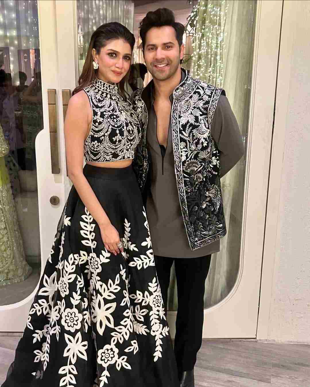 বরুণ ধবনের সঙ্গে যেন রংমিলান্তি! উভয়ের পোশাকের সামঞ্জস্য ছিল বেশ নজরকাড়া। 