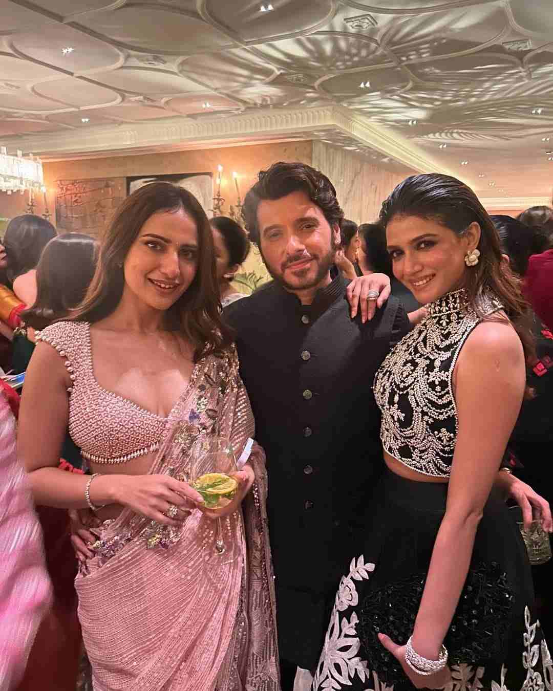 সোশ্যাল মিডিয়ার দুনিয়ায় অন্যতম নেটপ্রভাবী কুশা কপিলা। পার্টিতে বেশ খোশ মেজাজেই পোজ় দেন কুশা এবং সৌরসেনী। ছবিতে ধরা দেন দিব্যেন্দুও। 