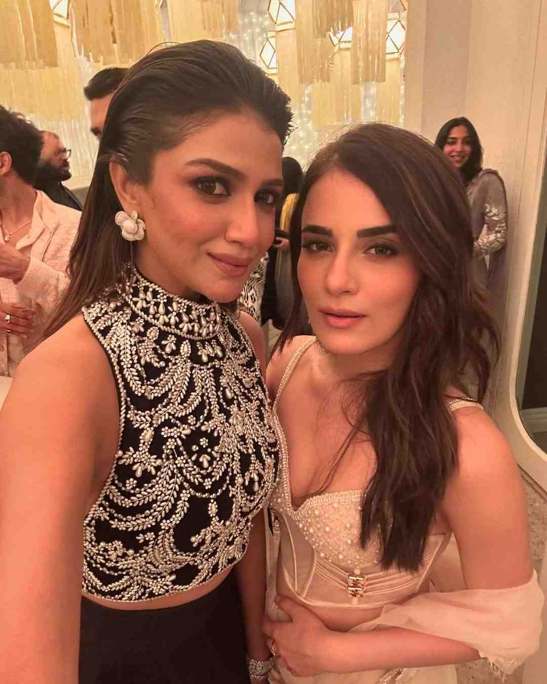 পশ্চিমী ঘরানার ডিজ়াইনার লেহঙ্গায় পার্টিতে উপস্থিত ছিলেন অভিনেত্রী রাধিকা মাদন। স্বল্প সাজে দুই অভিনেত্রীকেই দেখতে লাগছিল অপরূপা। এই প্রতিবেদনটি ‘আনন্দ উৎসব’ ফিচারের একটি অংশ।