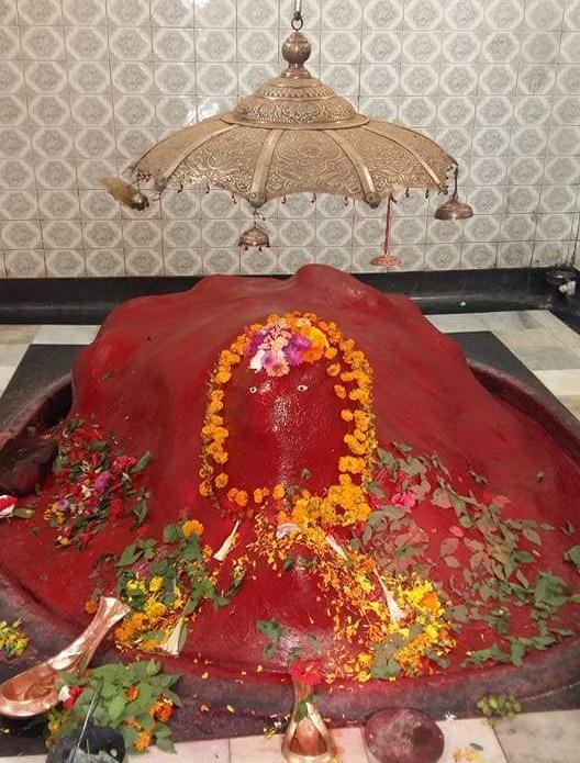 ফুল্লরা-  শান্তিনিকেতন থেকে ৩০ কিলোমিটার দূরে এই সতীপীঠ। লোকবিশ্বাস অনুসারে, ফুল্লরায় পড়েছিল সতীর নীচের ঠোঁটটি। এই মন্দিরে কোনও বিগ্রহ নেই। মন্দিরের পাশে একটি বিরাট পুকুর আছে। কথিত, রামের দুর্গাপুজোর সময়ে হনুমান নাকি এই পুকুর থেকেই ১০৮টি পদ্ম সংগ্রহ করেছিলেন।