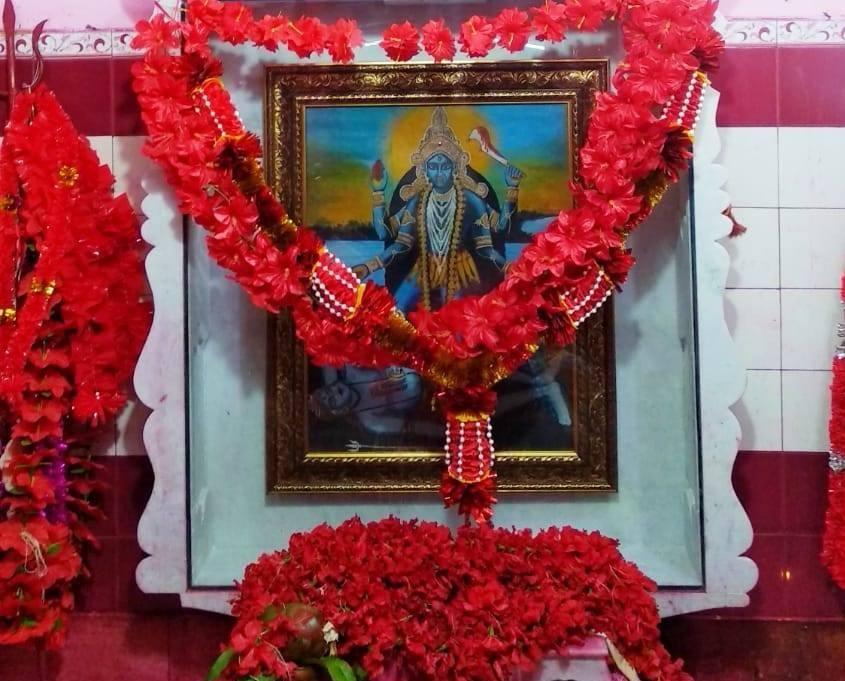 কঙ্কালীতলা- বোলপুর স্টেশন থেকে ১০ কিমি উত্তর-পূর্বে কোপাই নদীর তীরে এই সতীপীঠের অবস্থান। স্থানীয় মানুষের কাছে দেবী কঙ্কালেশ্বরী নামে পরিচিত। জনশ্রুতি বলে, এখানে দেবীর শ্রোণি পতিত হয়। দেবীর নাম এখানে দেবগর্ভা। পাশেই একটা কুণ্ড আছে, যার জল নাকি কখনও শুকোয় না।