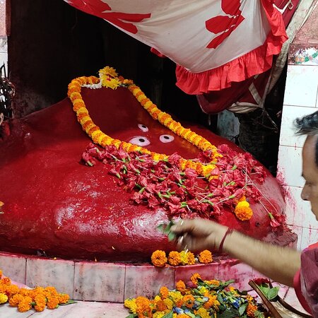 নন্দীকেশ্বর-  সাঁইথিয়া শহরে দেবী নন্দিনী অধিষ্ঠিতা। বিশ্বাস করা হয়, সতীর কণ্ঠহার পড়েছিল এখানে। শিব এখানে পূজিত হন নন্দীকিশোর রূপে। এই প্রতিবেদনটি ‘আনন্দ উৎসব’ ফিচারের একটি অংশ