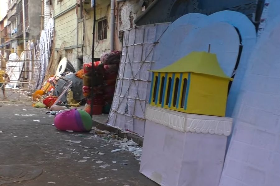 উত্তর কলকাতায় আছে এমন এক পাড়া, যেখানে রাস্তার দু’পাশ ধরে পুজো অনুযায়ী তৈরি হয় ছোট ছোট থিমের প্যান্ডেল। 