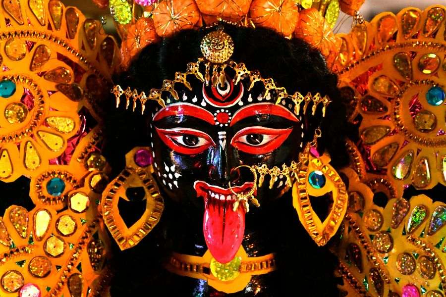 আবার কালীপুজোর সময়ে পরিকল্পনামাফিক তৈরি হয় মানানসই প্যান্ডেলগুলি। 