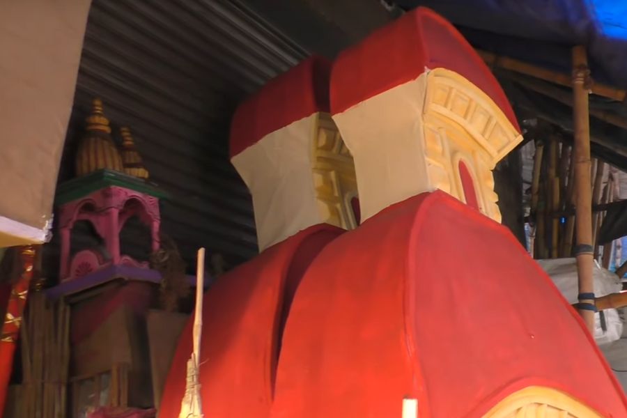 প্যান্ডেলগুলি বিভিন্ন অংশে বিভক্ত থাকে। তাই সহজেই এখান থেকে নিয়ে গিয়ে যেখানে রাখবেন, সেখানেই জুড়ে নেওয়া যায়। 