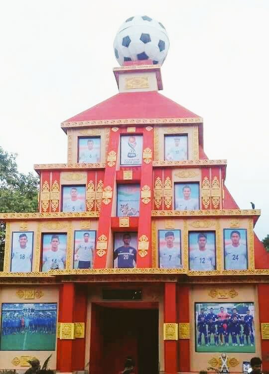 আবার বড় প্যান্ডেল হলে এই পাড়া থেকেই লোক যান। তাঁরাই যেখানে পুজো হবে, সেখানে গিয়ে ‘সেট আপ’ করে দেন। এই প্রতিবেদনটি ‘আনন্দ উৎসব’ ফিচারের একটি অংশ।