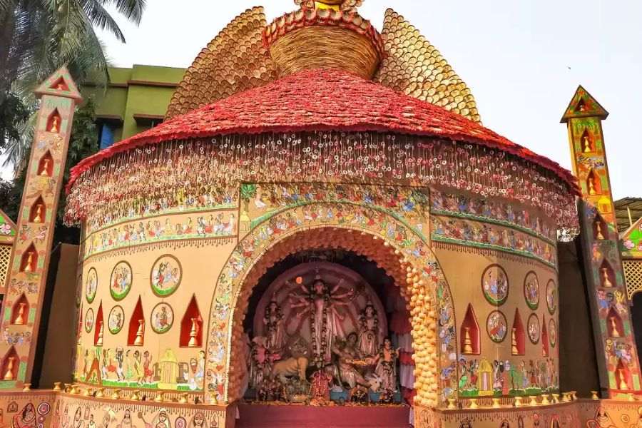 রমেশ দত্ত স্ট্রিটের রামবাগান অঞ্চলে রয়েছেন বহু প্যান্ডেল কারিগর, যাঁরা থিম অনুযায়ী বানিয়ে দেন মনের মতো প্যান্ডেল। 