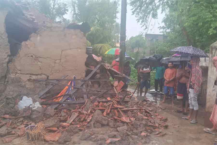 টানা বৃষ্টির জন্য মাটি ঘর ভেঙেছে। পান্ডুয়ার সিমলাগড় এলাকায়।