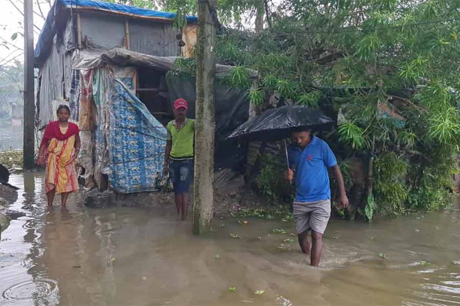 জলমগ্ন প্রায় ৬০টি পরিবার।