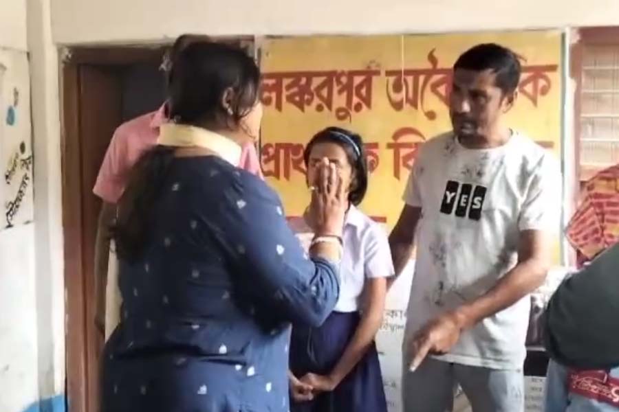 অভিযুক্ত শিক্ষিকার সঙ্গে বচসায় জড়িয়েছেন ছাত্রীর অভিভাবকেরা।