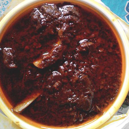 গোলবাড়ি - শ্যামবাজারের প্রাচীন এই রেস্তরাঁটি একেবারে পাঁচ মাথার মোড়েই। লোকে বলে, কলকাতায় কষা মাংসের উৎপত্তি হয়েছিল এদের হাত ধরেই। এই রেস্তঁরায় পরোটার সঙ্গে পরিবেশন করা হয় কষা মাংস। কালীপুজোয় বন্ধুদের সঙ্গে বেরোলে এই দোকানের কষা মাংস কিন্তু খেতেই হবে এক বার! 