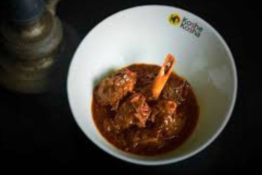 কষে কষা - ২০০৬ সালে উত্তর কলকাতার হাতিবাগানে যাত্রা শুরু হয়েছিল এদের। ‘গোলবাড়ি’ দোকানটির কিছু পুরনো কর্মচারী মিলেই এই রেস্তরাঁটি গড়ে তোলেন। তাই অনেকে বলেন, গোল বাড়ির কষা মাংসের স্বাদ অনেকাংশেই মিলে যায় এই রেস্তরাঁর পদের সঙ্গে। একবার খেলে যা মুখে লেগে থাকবে!