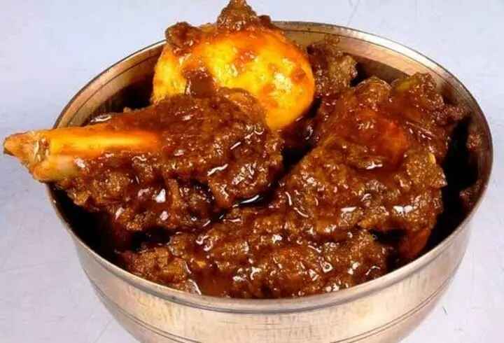 ভজহরি মান্না- কলকাতার সেরা বাঙালি রেস্তোরাঁ চেনগুলির অন্যতম এটি। গড়িয়াহাট, হাতিবাগান, সল্টলেক– অনেক জায়গাতেই এদের আউটলেট রয়েছে। বাঙালি পদের সাজানো পসরায় মাটন কষা এদের সিগনেচার ডিশ। 