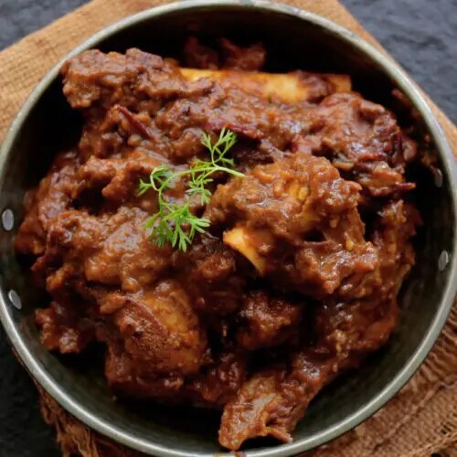 আহেলী - বাঙালি খাবারের আর এক ঐতিহ্যবাহী ঠিকানা। ভোজনবিলাসী বাঙালি কষা মাংস খেতে এই রেস্তরাঁয় ঢুঁ মারেন প্রায়শই। আত্মীয়-পরিজন সহযোগে কালীপুজোর ছুটিতে আপনিও এক বার ঘুরে আসতেই পারেন। 