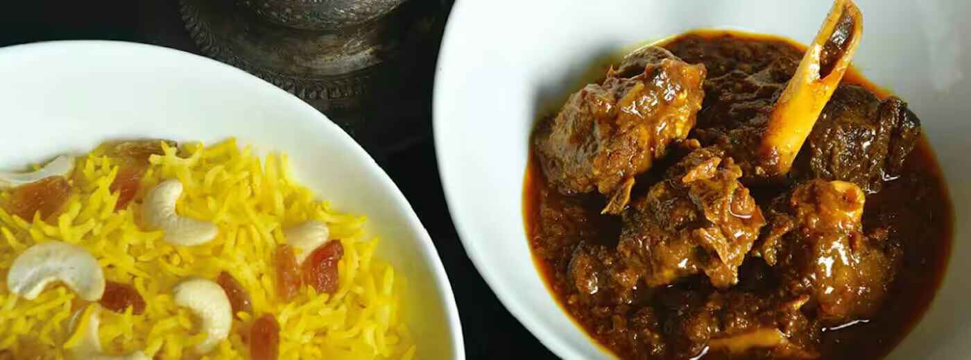 কস্তুরী - ২৫ বছরেরও বেশি সময় ধরে এই রেস্তরাঁ বাঙালি খাবার পরিবেশন করে আসছে। মোটামুটি এখানকার সব খাবারই বেশ জনপ্রিয়। তবে কষা মাংস সব থেকে বেশি জায়গা করে নিয়েছে খাদ্যরসিকদের পছন্দে।