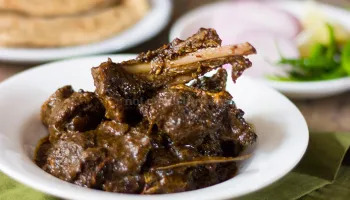 ষোলো আনা বাঙালি - প্রিন্স আনোয়ার শাহ রোড-সহ একাধিক জায়গায় আছে এই রেস্তোরাঁর শাখা। হরেক বাঙালি পদের ভিড়ের মাঝে অবশ্যই কষা মাংস স্বতন্ত্র জায়গা করে নিয়েছে এদের মেনু কার্ডে।   তা হলে আর দেরি কীসের? এই কালীপুজো জমে যাক কষা মাংসে!  