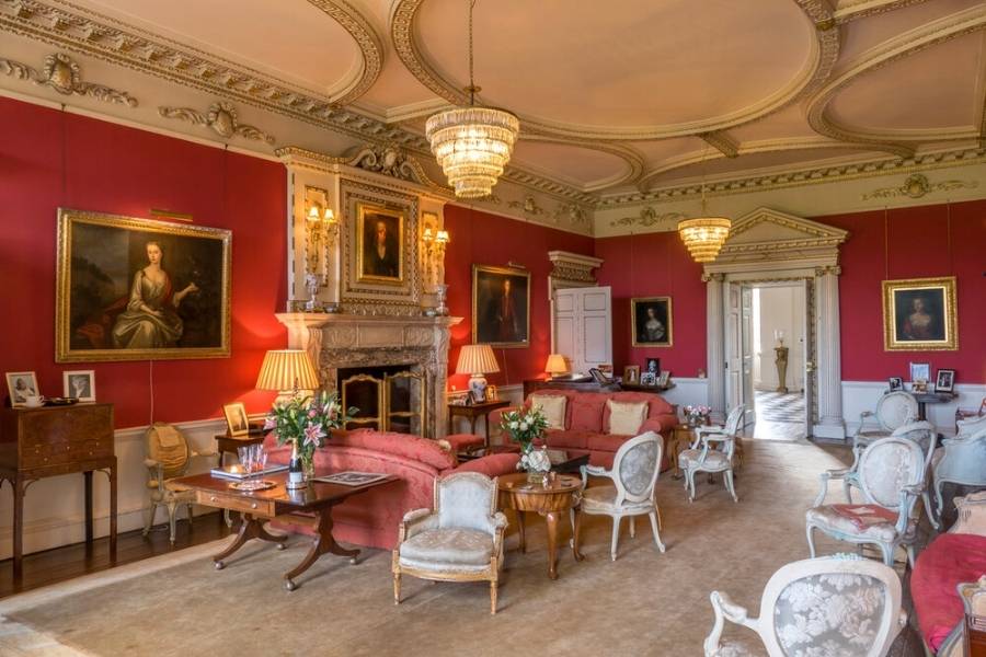 কেউ বলেন মহিলার স্বামী, কেউ আবার বলেন, তাঁর প্রেমিকের স্ত্রী— তাঁকে নাকি একটা ঘরে বন্ধ করে রেখে দেন। ১৭২৬ সালে সেই ঘরেই তিনি মারা যান।