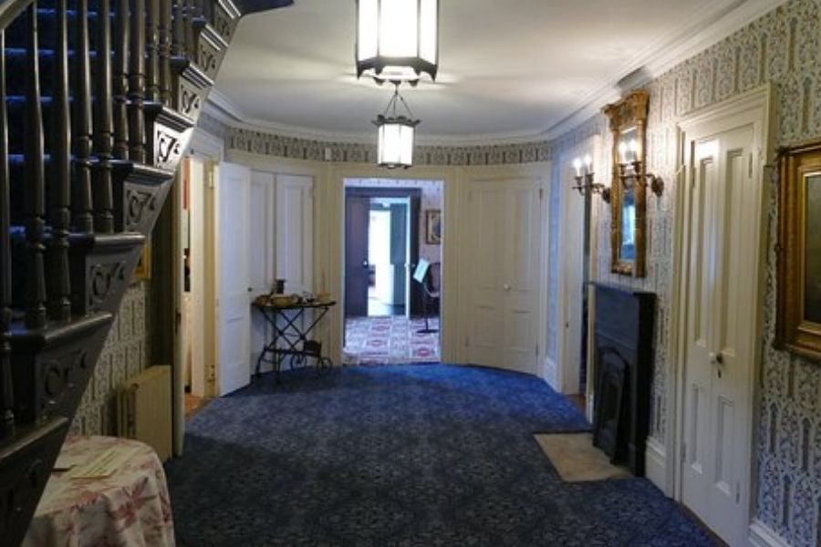 ঘর থেকে বেরোতে না পেরে তিনি মারা গেলেও, তাঁর আত্মা যে সেই ঘর থেকে বেরোতে পারবে না— তা তো নয়। তাই মৃত্যুর পর থেকেই তাঁর আত্মা নাকি এই বাড়ির নানা অংশে ঘুরে বেড়ায়। অনেকেরই নাকি চোখে পড়েছে সেই দৃশ্য।