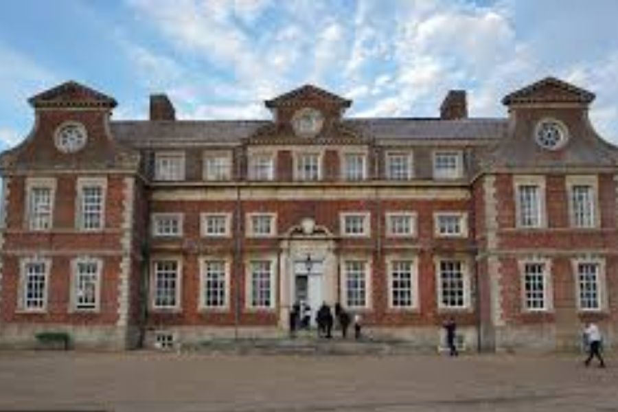 অনেকেরই দাবি, মৃতার আত্মাকে তাঁরা বাদামি পোশাকে দেখেছেন। আর সেখান থেকেই এই নামকরণ। ‘ব্রাউন লেডি’। 