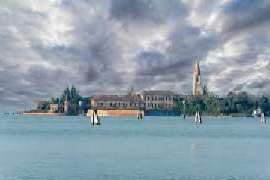 রাতের অন্ধকার নামলেই নাকি দ্বীপ জুড়ে শুরু হয়ে যায় ভৌতিক কাণ্ডকারখানা। ঘুরে বেড়ায় নিদেনপক্ষে একশো ভূত। যুগের পর যুগ কেটে গেলেও আজও পোভেল্লিয়া দাঁড়িয়ে আছে অদ্ভুত কিছু রহস্যের কেন্দ্র হয়ে।