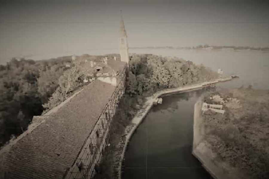 কেউ একান্তই যেতে চাইলে আগে থেকে পারমিট জোগার করতে হয়। বহু বার এই দ্বীপ বিক্রি হয়েছে। কিন্তু কোনও মালিকই নাকি এখানে গিয়ে থাকতে পারেননি।