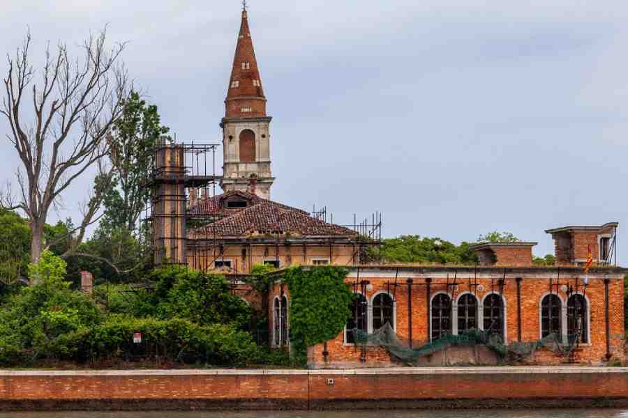 ইতালির ভেনিসের অনতিদূরেই এই দ্বীপ। নাম পোভেল্লিয়া। এক সময়ে এখানে কোয়ারেনটাইন করে রাখা হত প্লেগে আক্রান্তদের। বহু প্লেগ রোগীর মৃত্যু হয় এই দ্বীপে।