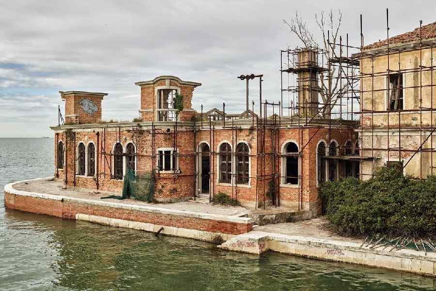 আর সেই ভয় এতটাই তীব্র যে, তার পাশে কোনও লোভও দাঁড়াতে পারে না। একটা গোটা দ্বীপ। দাম নামমাত্র। হয়তো কলকাতার মতো শহরে একটা ছোট ফ্ল্যাটের যা দাম, সেটুকুই। তবু কেউ কিনতে চান না সেই দ্বীপ। কেন? ভূতের ভয়।  