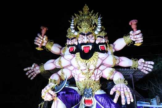 শক্তিশালী রাক্ষসরাজা নরকাসুরের বিরুদ্ধে ভগবান কৃষ্ণের বিজয়ের গল্পটিও দীপাবলির বিশেষ তাৎপর্য বহন করে।