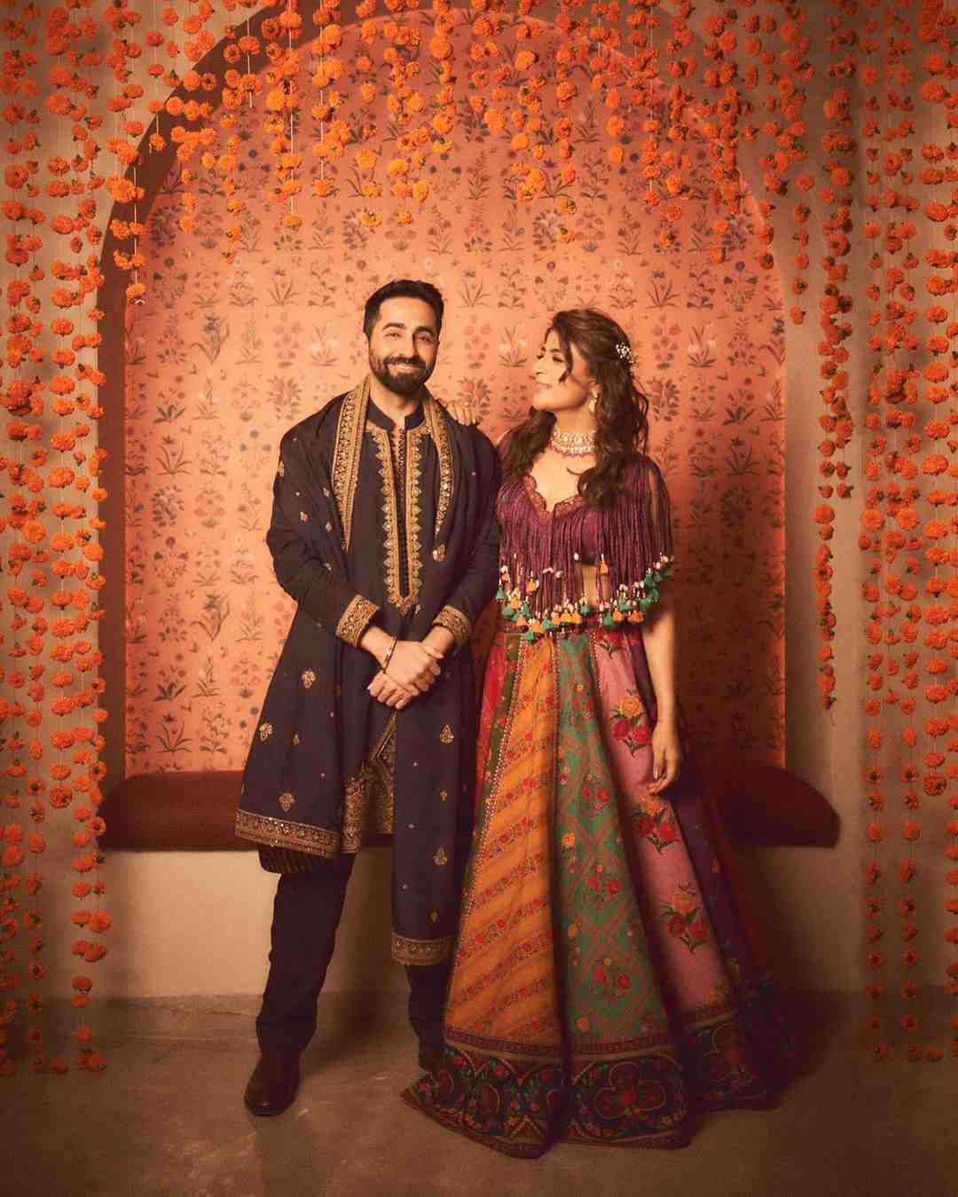 তবে স্ত্রী তাহিরা কাশ্যপের সাজ ছিল বেশ রঙিন। প্রিন্ডেট লেহঙ্গায় তিনিও ছিলেন নজরকাড়া।  