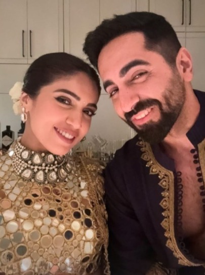 চকমকি ব্লাউজ়ের সঙ্গে অভিনব কায়দায় শাড়ি। ভূমি পেডনেকরের দীপাবলির সাজে ছিল পশ্চিমি ছোঁয়া। 