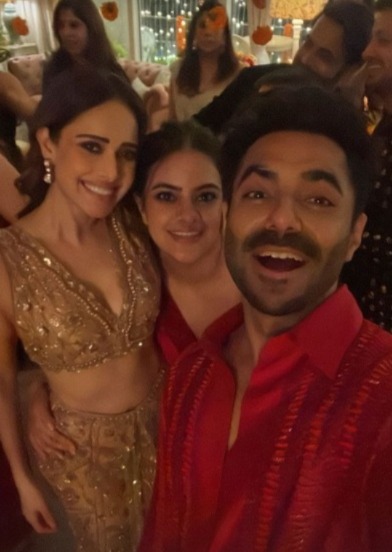 এ দিন লাল কুর্তাতে ধরা দিলেন আয়ুষ্মানের দাদা অপারশক্তি খুরানাও। সঙ্গে ছিলেন স্ত্রী আকৃতি আহুজাও।