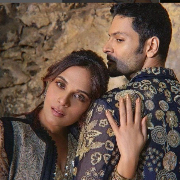 পার্টিতে উপস্থিত ছিলেন রিচা চড্ডা এবং আলি ফজলও। সদ্যই সন্তানের বাবা-মা হয়েছেন তারকা-দম্পতি। চলতি বছরের দীপাবলি তাঁদের কাছে একটু বেশিই গুরুত্বপূর্ণ, তা বলাই যায়। এই প্রতিবেদনটি ‘আনন্দ উৎসব’ ফিচারের একটি অংশ।