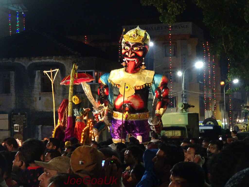 সত্যভামা দেখেছিলেন, নরকাসুর তাঁর স্বামী কৃষ্ণকে যুদ্ধে পরাজিত করতে নানা কৌশল অবলম্বন করছেন। প্রচুর রক্তক্ষয় হয়েছিল সে যুদ্ধে। 