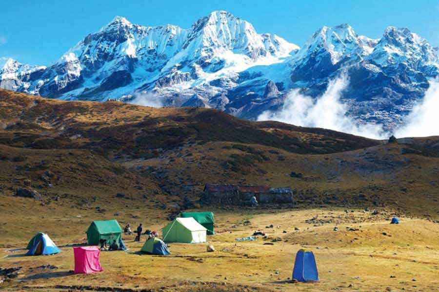 বরফাবৃত পর্বত শৃঙ্গ। গোয়াচালা ট্রেকে দেখা যায় এমন দৃশ্য।