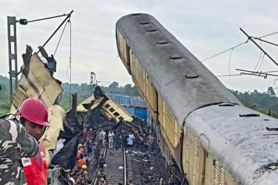 Indian Railways are giving 'charge sheet' to four railway workers after investigation of Kanchenjunga Express accident