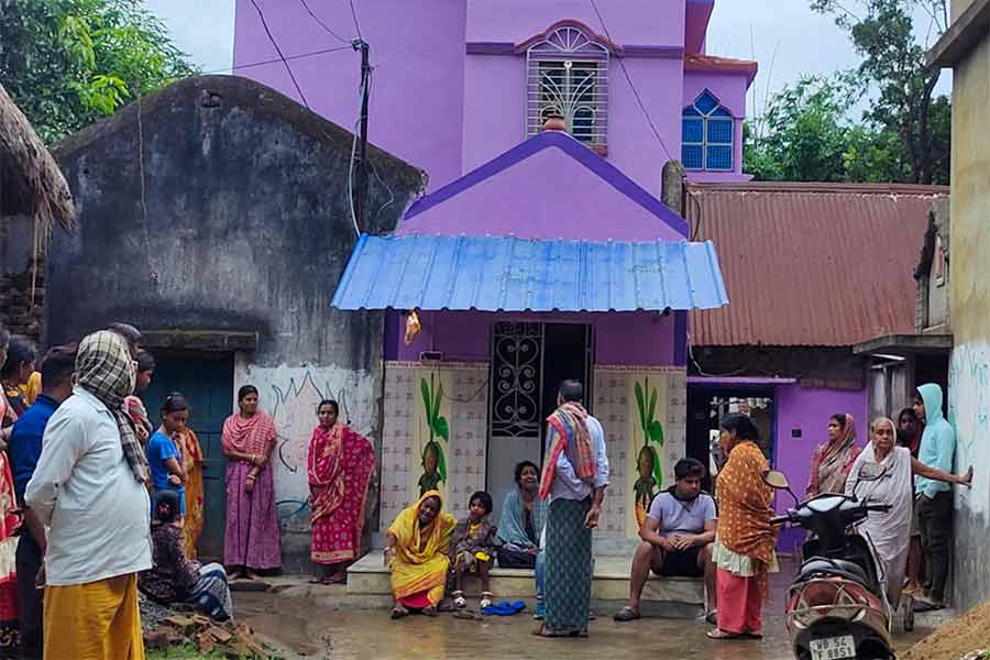 মৃত সুজয় মণ্ডলের বাড়ির সামনে স্ত্রী পিউ-সহ পরিজনেরা। শনিবার মহম্মদবাজারের চন্দ্রপুর গ্রামে। নিজস্ব চিত্র