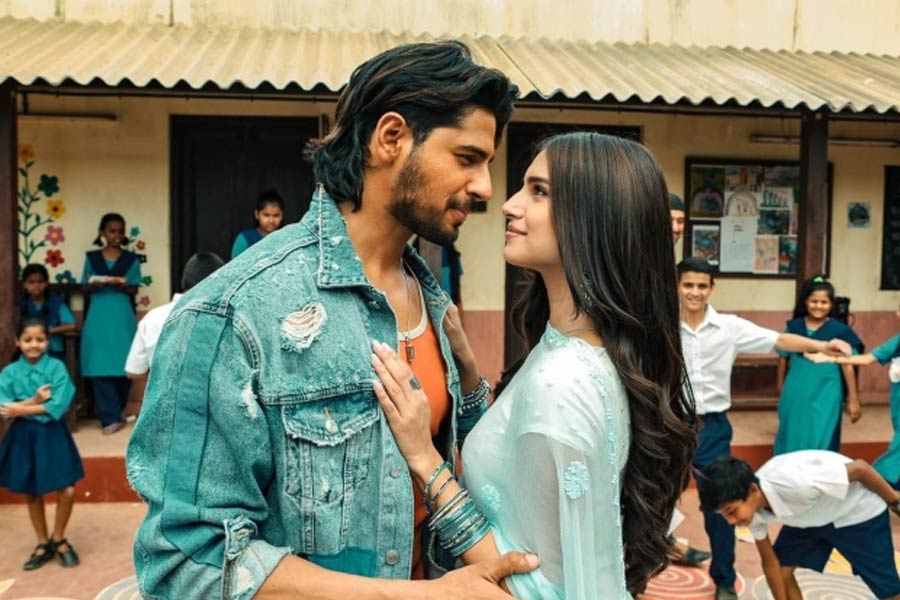 Know about bollywood actress Tara Sutaria and her relationship timeline 