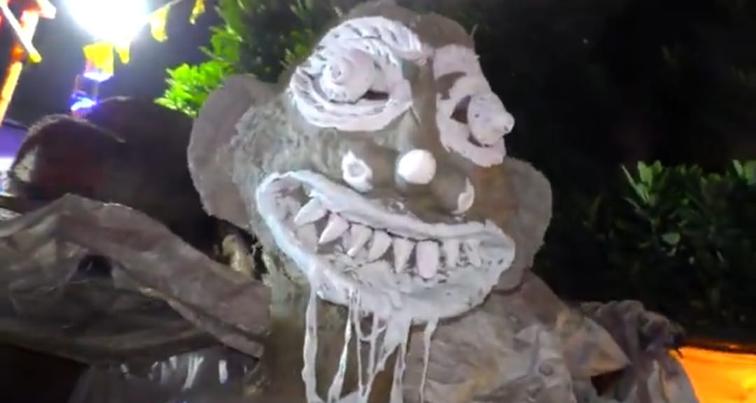 কিন্তু কালীমূর্তির পাশাপাশি কালীঘাটের এই পটুয়াপাড়ায় তৈরি হয় বিভিন্ন ধরনের ভূতও। যা এই পুজোর অন্যতম আকর্ষণ। বাজারের শেষ দিকে এই ভূত তৈরির দোকানগুলি রয়েছে। 