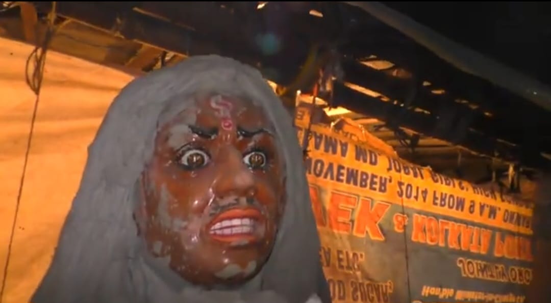 তাই কালীপুজোয় প্রতিমার পাশাপাশি এই সব অভিনব ভূত কিনতে হলে চলে যেতে পারেন কালীঘাটের পটুয়াপাড়ায়।  এই প্রতিবেদনটি ‘আনন্দ উৎসব’ ফিচারের একটি অংশ। 