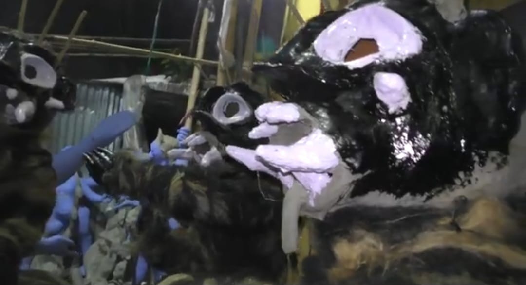 কালীপুজোয় ভুত-পেত্নিদেরও পুজো হয়। তাই অনেকে কালীর পাশে সাজাতেও এই সব মূর্তি নিয়ে যান। সেই কারণেই এই সময়ে কালীমূর্তি তৈরির পাশাপাশি ভূতের বাজারও থাকে তুঙ্গে। 