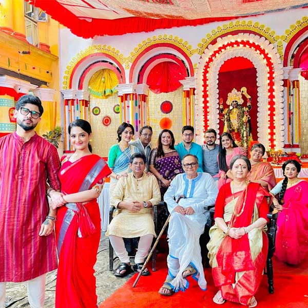 মিত্তির বাড়ির সবাই।