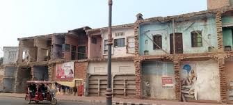 অযোধ্যার অলিতে-গলিতে হাঁটা অনেকটা রামায়ণের মহাকাব্যের জগতে পা রাখার মতো। রাম মন্দির ঘিরে রয়েছে শহরটিকে। এমনিতেই তাই পর্যটকের ঢল থাকে এখানে। কিন্তু দীপাবলি বা আলোর উৎসব, এমন একটি উপলক্ষ যা তীর্থযাত্রী এবং পর্যটকদের দৃষ্টি আকর্ষণ করে প্রতি বছর। 