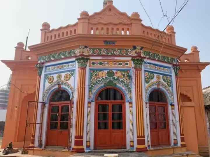 অযোধ্যায় গেলে যে সব জায়গা ঘুরে দেখবেন-  সীতা কি রসোই- অর্থাৎ সীতার রান্নাঘর। মনে করা হয়, রাম জন্মভূমির উত্তর-পশ্চিম দিকে রাজকোটে ছিল সীতার আসল রান্নাঘর। এখন সেখানে একটি মন্দির নির্মাণ করা হয়েছে।