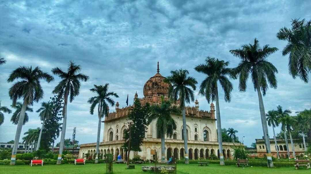 গোলাপবাড়ি- এটি অযোধ্যার তৃতীয় নবাব সুজা-উদ-দৌলার সমাধি। প্রকৃত সমাধিটি রয়েছে চারবাগ বাগানে। রয়েছে একটি ফোয়ারাও। নবাবের উত্তরাধিকারীদের জন্য আশ্রয়স্থল হিসেবে মাটির নীচে এক সুরঙ্গের মাধ্যমে সংযোগ রয়েছে এই দুই স্থাপত্যের।
