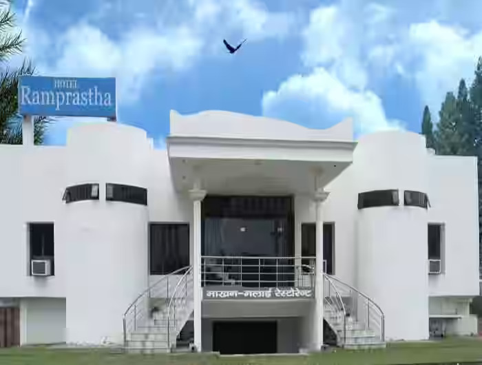 মাখন-মালাই রেস্তরাঁ: NH-27, নয়া ঘাট হোটেল রামপ্রস্থ   শ্রী কনক সরকার রসোই: কনক ভবন রোড  চন্দ্র মারওয়াড়ি ভোজনালয়: সৃঙ্গার হাট