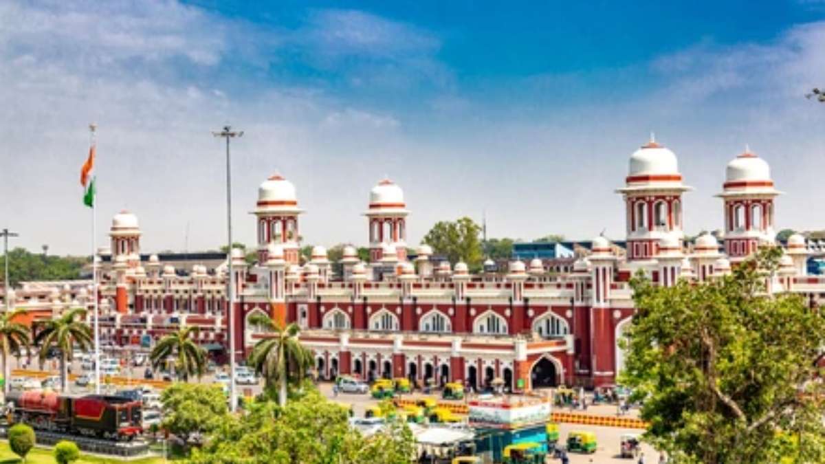 ট্রেনে অযোধ্যা যেতে ফৈজাবাদ বা অযোধ্যা, যে কোনও একটি স্টেশনে নামতে হবে। রেলপথে লখনউ থেকে এখানকার দূরত্ব ১২৮ কিলোমিটার।